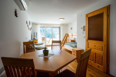 Living room, Photo of the whole room, Seating area, Dining area