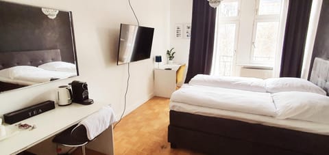Bed, TV and multimedia, Coffee/tea facilities, Photo of the whole room, Bedroom, hair dresser