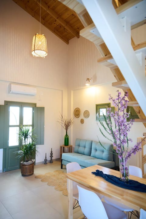 Living room, Seating area, Dining area, internet, air conditioner
