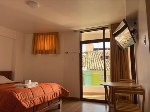 Bed, TV and multimedia, Photo of the whole room, Bedroom