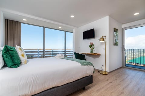 Bed, TV and multimedia, Bedroom
