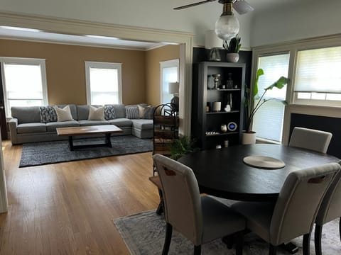 Living room, Seating area, Dining area, fireplace