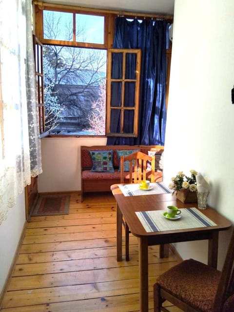 Food and drinks, Seating area, Dining area, Food