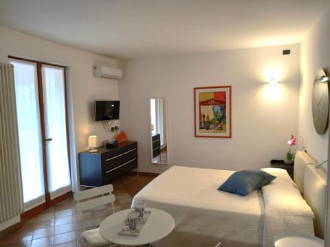 Bed, TV and multimedia, Photo of the whole room, Bedroom, air conditioner