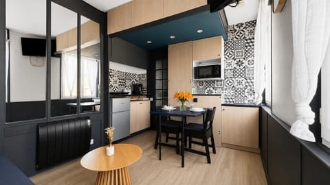 Kitchen or kitchenette, Dining area