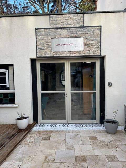 Manoir Drissia - Tours Centre, France Bed and Breakfast in Tours