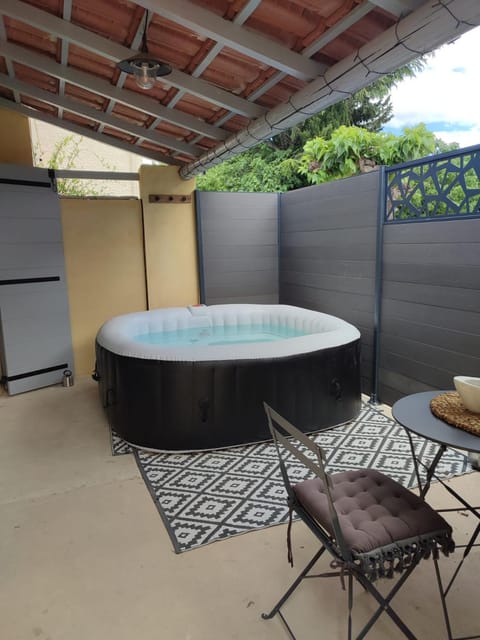 Studio Alpilles avec parking et spa privatif House in Tarascon