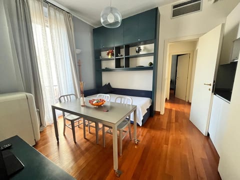 TV and multimedia, Kitchen or kitchenette, Living room, Seating area, air conditioner