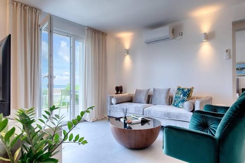 TV and multimedia, Living room, Photo of the whole room, Seating area, air conditioner