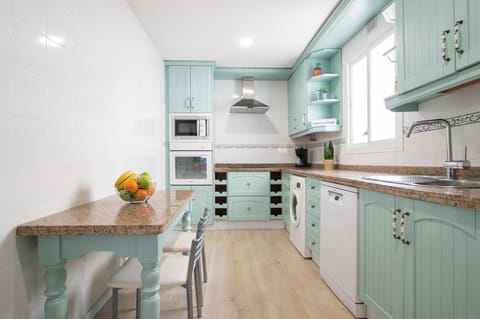 Coffee/tea facilities, Kitchen or kitchenette, Communal kitchen, dishwasher, microwave, minibar, oven, stove, toaster, washing machine, washing machine, kitchen