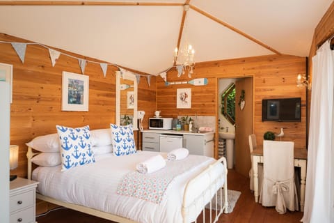 The Chandlery Shack, Cosy sleeps 2 Lyme Regis House in Lyme Regis