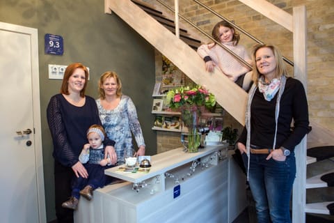 Staff, Lobby or reception, group of guests