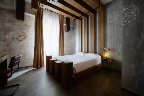 Bed, Seating area