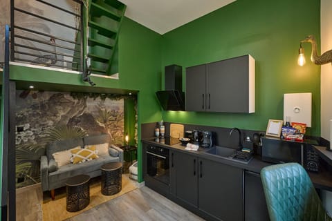 Kitchen or kitchenette, Living room, minibar, oven