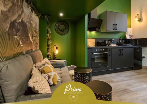 Kitchen or kitchenette, Seating area, minibar, stove