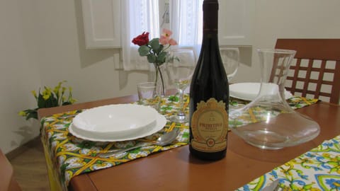 Dining area, Food, Drinks