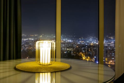 Property building, Nearby landmark, Neighbourhood, View (from property/room), City view, Landmark view