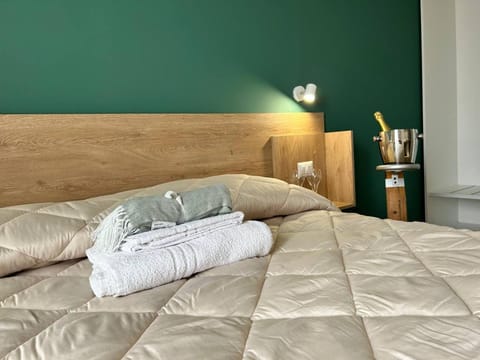 Bed, towels