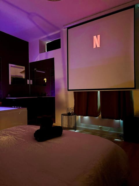 Communal lounge/ TV room, Bed, TV and multimedia, Photo of the whole room, Bedroom