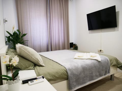 Bed, TV and multimedia, towels, towels
