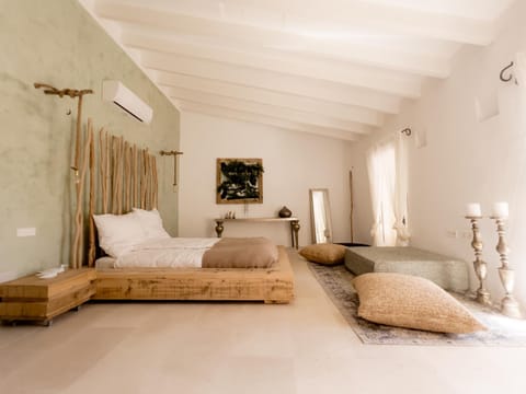 Bed, Photo of the whole room, Bedroom, air conditioner