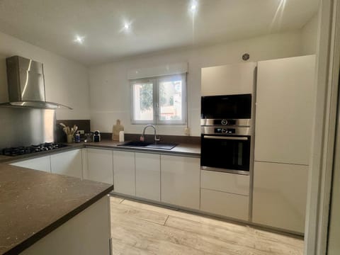 Coffee/tea facilities, Kitchen or kitchenette, dishwasher, oven, stove