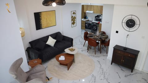 TV and multimedia, Kitchen or kitchenette, Living room, Seating area, Dining area