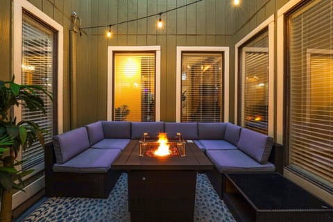 Luxurious Oasis w Serene Pool, Games & Fire pit House in San Antonio