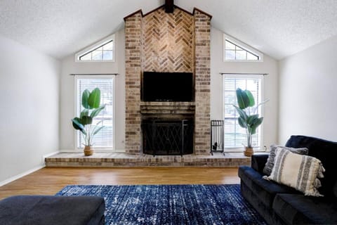 Luxurious Oasis w Serene Pool, Games & Fire pit House in San Antonio