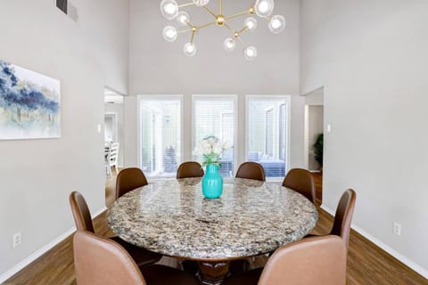 Luxurious Oasis w Serene Pool, Games & Fire pit House in San Antonio