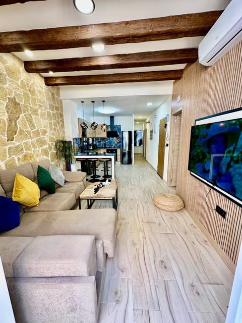 TV and multimedia, Kitchen or kitchenette, Living room, Seating area, Dining area