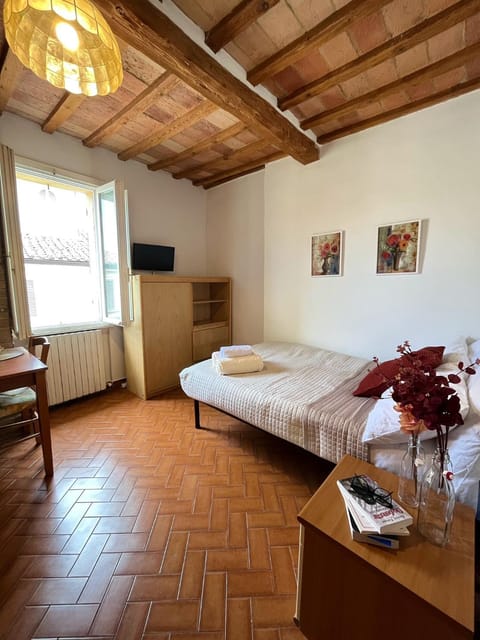 Bed, TV and multimedia, Bedroom