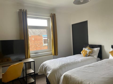 Quirky and Cosy Two Bed in Ferryhill Near Durham! - Available as individual rooms or the Entire Property! House in England