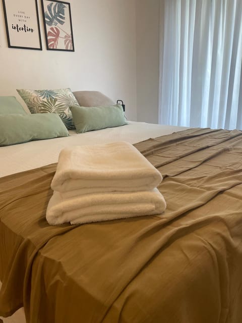 Bed, Bedroom, towels