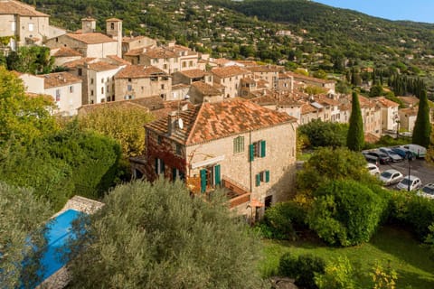 Property building, Neighbourhood, Natural landscape, Bird's eye view, Pool view, Street view, Swimming pool, Location, Parking