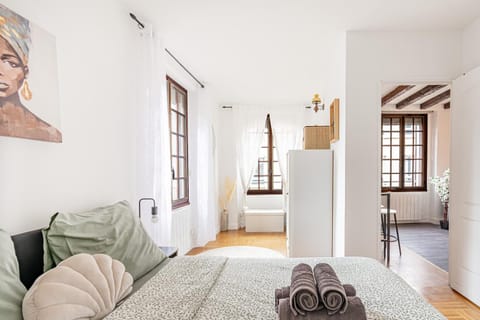 Photo of the whole room, Bedroom