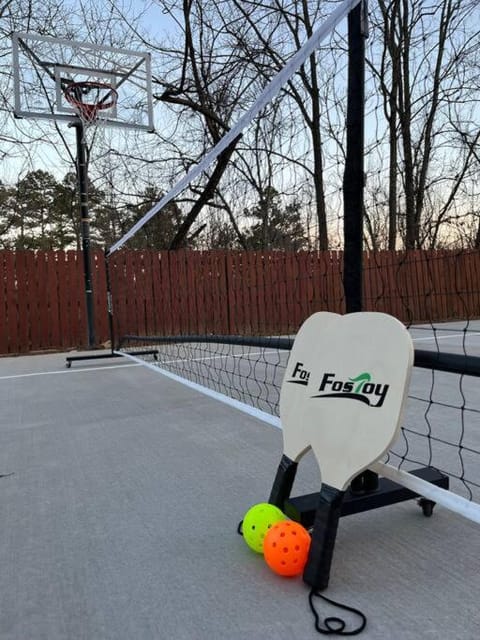 Cliffside! Pickleball, Mini Golf, Hot Tub, Firepit Apartment in Upper Hominy