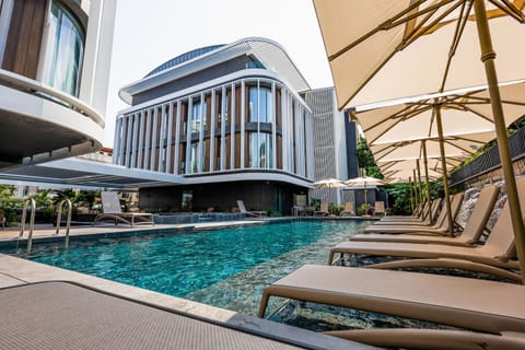 Property building, Day, Pool view, Swimming pool, sunbed