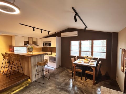 Kitchen or kitchenette, Living room, Dining area, minibar, stove