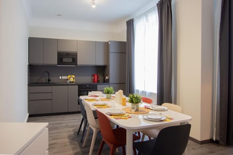 Coffee/tea facilities, Kitchen or kitchenette, Dining area, minibar