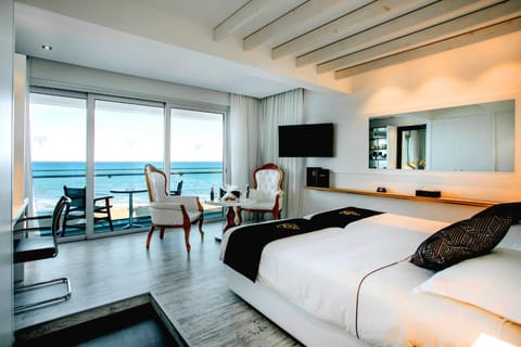 Bed, Summer, TV and multimedia, Photo of the whole room, Decorative detail, Seating area, Bedroom, Sea view, Sunrise, Sunset