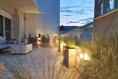 Night, Natural landscape, Balcony/Terrace, Balcony/Terrace, Photo of the whole room, Sea view, Sea view, Location, hair dresser