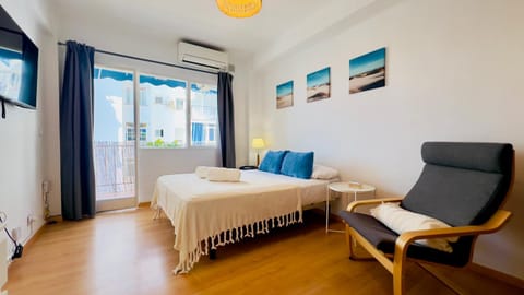 Bed, Living room, Photo of the whole room, Seating area, Bedroom, air conditioner
