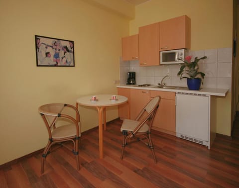 Dining area, kitchen