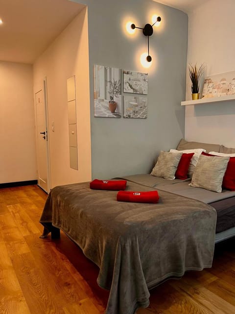 Bed, Bedroom, towels