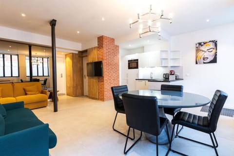 Kitchen or kitchenette, Living room, Seating area, Dining area
