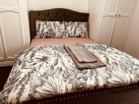 Bed, Bedroom, towels