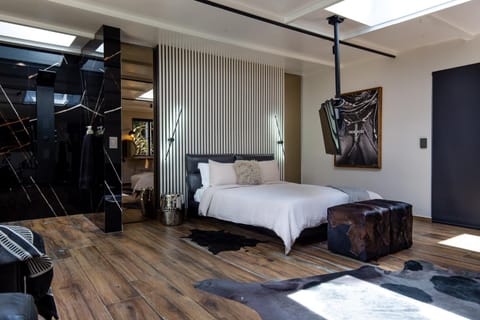 Bed, TV and multimedia, Photo of the whole room