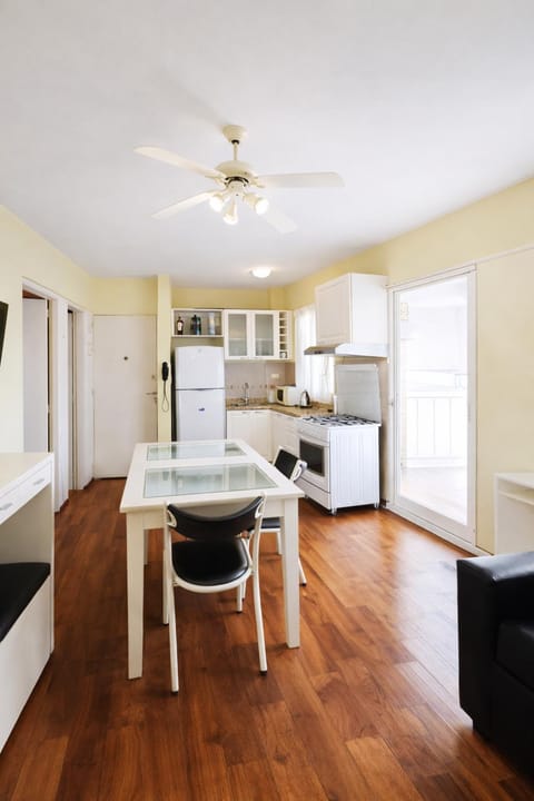 Kitchen or kitchenette, Dining area, stove