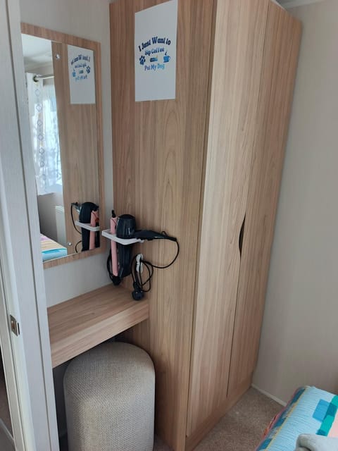 JEMs Hot-Tub Getaways 8 berth at Tattershall Lakes House in Tattershall